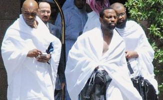 مايك تايسون يبكي لأكثر من ساعة ونصف أمام قبر الرسول صلى الله عليه وسلم