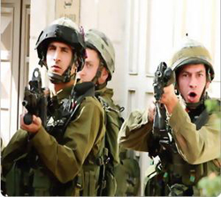 "أمنوا فرقصوا".. جنود الاحتلال الصهيوني يرقصون في شوارع الضفة ..فيديو