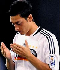 مسعود أوزيل يحرص على قراءة القرآن قبل خوض اي مباراة بالمونديال