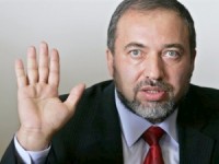 ليبرمان يقترح إسقاط "الأرض مقابل السلام" وتبنّي "مبادلة الأراضي وسكّانها"