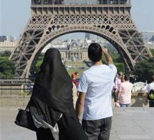 فرنسا: رجل أعمال يعرض دفع الغرامات عن المنقبات