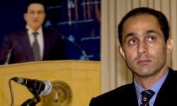 الإذاعة الإسرائيلية تبرز أنباء عن مرض مبارك مصحوبة بصور لنجله جمال