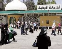 اعتصام عشرات الموظفين في "الاردنية" للمطالبة بزيادة العلاوة