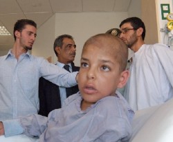 الملك يأمر بعلاج الطفل الافغاني تميم جان