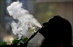 حماس تمنع النساء من تدخين النرجيلة في غزة