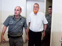 محكمة إسرائيلية تقرر مواصلة اعتقال النائب أبو طير لرفضه مغادرة القدس