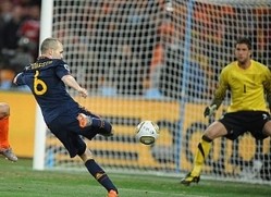 مشجعون أسبان يشترون كرة نهائي المونديال بـ 74 ألف دولار