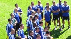 الفيفا يدرس الاستعانة بحكمين إضافيين في الملعب الموسم المقبل