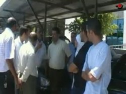 موظفون بشركة مياهنا يعتصمون أمام رئاسة الوزراء احتجاجا على فصلهم