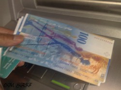 ادعى أن زوجته في المستشفى ليحتال على مواطن بعملات أجنبية مزيفة