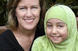كاتبة أمريكية تتحدث عن سعادتها بارتداء طفلتها للحجاب