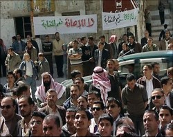 منصور: الحزب سيتخذ إجراءات للدفاع عن المعلمين واسترجاع حقوقهم