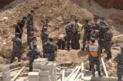 وفاة وافد مصر واصابة 3 آخرون اثر انهيار جدار استنادي