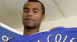 أنشيلوتي: أشلي كول لن يرحل عن تشيلسي