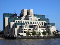 الشرطة البريطانية تحتجز شخصين بشأن إرسال طرد ملغوم للمخابرات