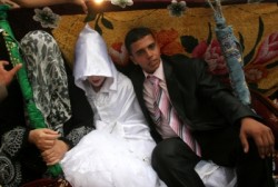 شاب يزف عروسه في جرافة بغزة..شاهد الصور