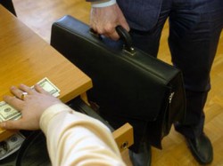 أردني يعمل مدير معهد بالامارات يبيع 40 شهادة جامعية مزورة