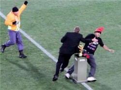 "لص" كأس العالم يواصل مغامراته المجنونة ليصبح "لاعب كرة"..فيديو