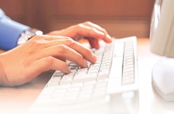 مرشحون جدد يعرضون سيرهم الذاتية وبرامجهم الانتخابية على الانترنت