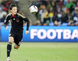 أوزيل يقترب من الانضمام لبرشلونة