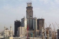 ساعة مكة ترفع الأذان من أعلى نقطة على وجه الأرض