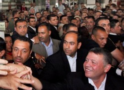 الملك يشارك جموع المصلين أداء صلاة الجمعة في مسجد أبو درويش