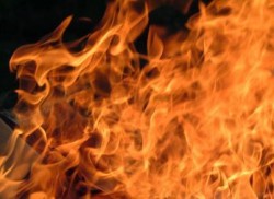 حرق منزل مواطن في سحاب وصاحبه يعتبرها محاولة لقتله وأطفاله