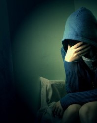 حدث يخطف فتاة بمساعدة شقيقته ويحتجزها بمنزل محاولا الاعتداء عليها