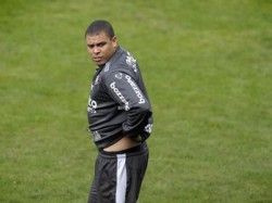 رونالدو "السمين" يدافع عن نفسه..وكاكا يرد : سنخرس الأفواه معاً