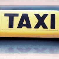 شهادات جامعية خلف مقود سيارة التاكسي في عمان