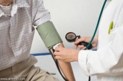 رفع علاوة غلاء المعيشة «لأطباء الصحة» عند التقاعد الى 300 دينار