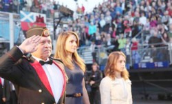 الملك والملكة يحضران جانبا من مهرجان أدنبرة الملكي العسكري في اسكتلندا