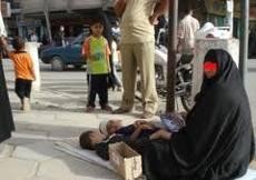 سيدة تترجل من سيارة فارهة وتستجدي على قارعة الطريق