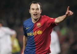 إنيستا و"شنايدر" وفورلان في صراع ثلاثي على كرة "الفيفا" الذهبية