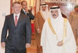 الملك يجري مباحثات مع ملك البحرين