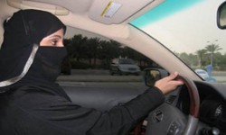 الافتاء: يحق للزوج منع زوجته من قيادة السيارة ومن الموبايل إذا وجد به شك