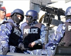 مطلوب يطلق النار على الشرطة في الموقر وقوة خاصة تتدخل وتلقي القبض عليه