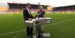 لاعب مغربي "يضرب" مذيعة سكاي بالكرة على رأسها.."فيديو"