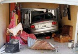 سيارة تقودها امرأة تداهم صالون سيدات في مادبا