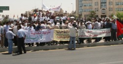 اعتصام معلمون بالشموع أمام رئاسة الوزراء