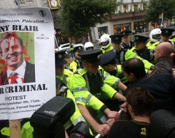 رشق "بلير" بالبيض والأحذية في العاصمة الأيرلندية