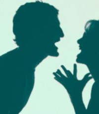 معلمة حاصلة على جائزة "المعلم المتميز" تسكب زيتاً مغلياً على زوجها