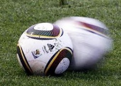 الكرة تدخل مرمى حارس مغربي وهو يحيي الجمهور