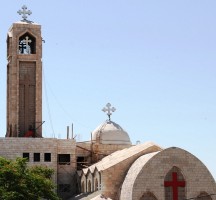شباب مسلمون يزرعون الزهور بكنيسة البشارة في العبدلي ردا على دعاة الطرف