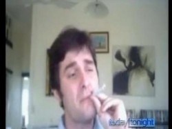 استاذ جامعي باستراليا يمزق اوراق المصحف والانجيل ويحرقهما