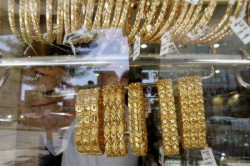 "كاميرا" ترصد والدة عريس تسرق مصاغا ذهبيا بوسط البلد