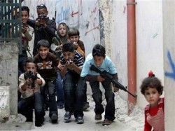 ذخيرة مسدس بلاستيكي تحترق تلقائيا متسببة بحرق كف طفل