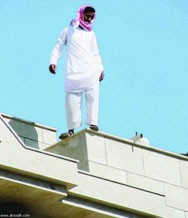 شاب يحاول الانتحار من فوق عمارة باربد