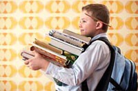 طلبة يحملون كتبا مدرسية تتراوح أوزانها بين 7 و10 كيلوغرام