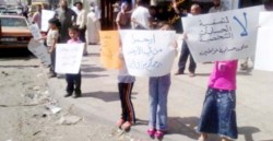 مواطنون يعتصمون أمام سلطة المياه بالزرقاء احتجاجا على انقطاع المياه